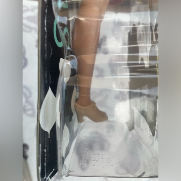 Barbie Fashionistas 26 Spring into Style Curvy DMF28 - Picture 9 of 12